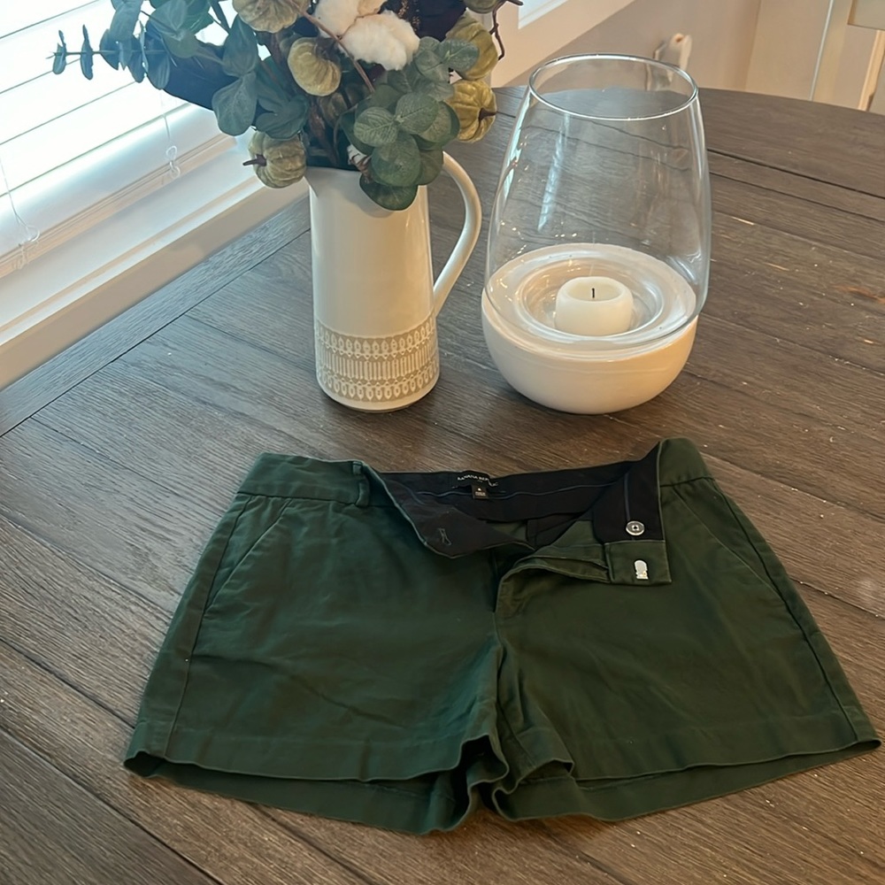 Banana Republic - Hunter Green khaki shorts Size 8